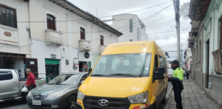 Como parte del denominado Plan de Retorno Seguro a Clases, anunciado por la alcaldía de Riobamba el pasado 3 de septiembre, la Dirección de Movilidad del Municipio desplegó un operativo en los exteriores de las instituciones San Felipe Neri y Juan de Velasco 2.