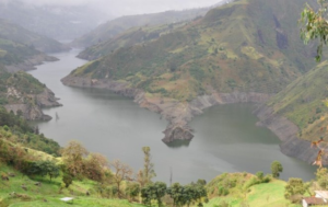 El Operador Nacional de Electricidad (Cenace) informó que Ecuador generó 38 637 MWh de electricidad entre las 00H00 y las 11H00 de este lunes, 8 de septiembre de 2025. La mayor parte provino de las hidroeléctricas, que aportaron el 70%. La generación térmica sumó el 16,6% y las importaciones desde Colombia subieron al 12,6%.