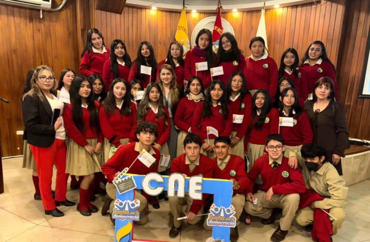 En el marco del Mes de la Democracia, la Delegación Provincial Electoral de Chimborazo desarrolló una serie de actividades académicas y culturales dirigidas a fortalecer la educación cívica y los valores democráticos en los jóvenes. Entre las iniciativas destacadas se incluyó la proyección de documentales relacionados con la democracia y la participación ciudadana.