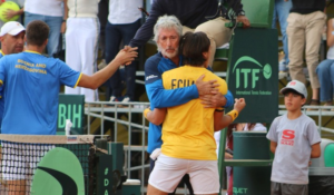 Andrés Andrade, actual número 338 del ranking mundial, derrotó por 1-6, 6-3 y 6-2 a Andrej Nedic, sellando el triunfo de Ecuador sobre Bosnia & Herzegovina en la Copa Davis.  La victoria permite al equipo tricolor avanzar a los Qualifiers de la Fase Final 2026, una instancia que ubica al país en la antesala de la élite del tenis mundial, lo ocurrido en el Club Rancho San Francisco tuvo un aire épico.