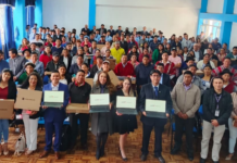 En la Unidad Educativa Ramón Barba Naranjo de Latacunga se desarrolló un emotivo acto en el que se entregaron 140 computadoras portátiles a maestros de zonas rurales, como parte del Proyecto de Reducción de la Brecha Digital en el Sistema Nacional de Educación.
