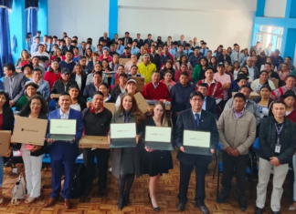 En la Unidad Educativa Ramón Barba Naranjo de Latacunga se desarrolló un emotivo acto en el que se entregaron 140 computadoras portátiles a maestros de zonas rurales, como parte del Proyecto de Reducción de la Brecha Digital en el Sistema Nacional de Educación.