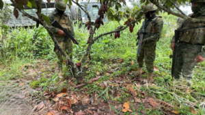 En el marco de las operaciones de control de armas, municiones y explosivos, personal del Ejército Ecuatoriano realizó este 3 de septiembre, un operativo en el cantón Las Naves, provincia de Bolívar, que permitió el decomiso de dos armas de fuego y municiones.