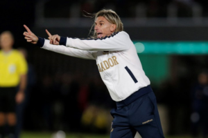 El empate sin goles entre Ecuador y Paraguay, por las Eliminatorias sudamericanas, dejó un sabor agridulce por la falta de gol de La Tri y por la tensa rueda de prensa que ofreció Sebastián Beccacece, quien no ocultó su fastidio ante las preguntas de los periodistas. El DT argentino terminó cruzándose con dos comunicadores.