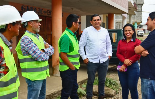 La Prefectura de Bolívar, a través de la Coordinación General y el equipo técnico de Vialidad, dio inicio oficial a las operaciones para el asfaltado de la vía Caluma – Piedra Redonda, un tramo estratégico de 7 kilómetros que contará con una capa de asfalto de 3 pulgadas de espesor, garantizando mayor durabilidad y seguridad para los usuarios.