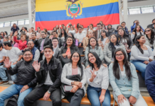 La mañana del miércoles 10 de septiembre, el Gobierno del Nuevo Ecuador, a través del Ministerio de Educación, Deporte y Cultura, oficializó la incorporación de 2.800 profesionales al Sistema Nacional de Educación. Esta acción se enmarca en el Plan de Valorización Docente, que busca fortalecer la enseñanza en el país y reconocer el trabajo de los maestros y maestras.