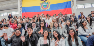 La mañana del miércoles 10 de septiembre, el Gobierno del Nuevo Ecuador, a través del Ministerio de Educación, Deporte y Cultura, oficializó la incorporación de 2.800 profesionales al Sistema Nacional de Educación. Esta acción se enmarca en el Plan de Valorización Docente, que busca fortalecer la enseñanza en el país y reconocer el trabajo de los maestros y maestras.