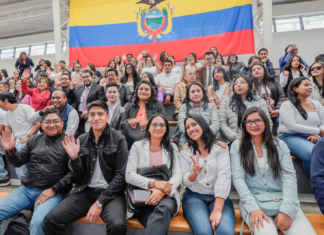 La mañana del miércoles 10 de septiembre, el Gobierno del Nuevo Ecuador, a través del Ministerio de Educación, Deporte y Cultura, oficializó la incorporación de 2.800 profesionales al Sistema Nacional de Educación. Esta acción se enmarca en el Plan de Valorización Docente, que busca fortalecer la enseñanza en el país y reconocer el trabajo de los maestros y maestras.