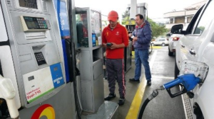El gobierno del presidente Daniel Noboa anunció la eliminación del subsidio al diésel, una medida destinada a aliviar la presión fiscal y reorientar recursos hacia programas sociales y fomento de la producción nacional. Sin embargo, esta decisión ha sido duramente cuestionada por los gremios de trabajadores, que la califican como un “ataque directo a la economía de los sectores populares”.