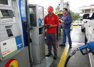 El gobierno del presidente Daniel Noboa anunció la eliminación del subsidio al diésel, una medida destinada a aliviar la presión fiscal y reorientar recursos hacia programas sociales y fomento de la producción nacional. Sin embargo, esta decisión ha sido duramente cuestionada por los gremios de trabajadores, que la califican como un “ataque directo a la economía de los sectores populares”.