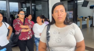La mañana de este viernes, una docena de madres de familia acudió al Distrito de Educación de Pastaza para exigir una solución inmediata ante la falta de cupos para sus hijos, quienes desde el inicio del año lectivo no han podido asistir a clases.
