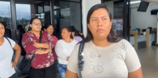 La mañana de este viernes, una docena de madres de familia acudió al Distrito de Educación de Pastaza para exigir una solución inmediata ante la falta de cupos para sus hijos, quienes desde el inicio del año lectivo no han podido asistir a clases.