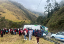 Un accidente de tránsito se registró el 18 de septiembre en el sector Juan de Velasco, en el cantón Colta, provincia de Chimborazo, luego de que un bus de transporte interprovincial sufriera un volcamiento.