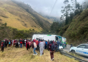 Un accidente de tránsito se registró el 18 de septiembre en el sector Juan de Velasco, en el cantón Colta, provincia de Chimborazo, luego de que un bus de transporte interprovincial sufriera un volcamiento.