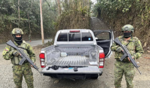 Un arma de fuego y diez cartuchos fueron decomisados en la vía E35, a la altura del cantón Cumandá, durante un operativo militar ejecutado por el Ejército Ecuatoriano en el marco de las operaciones de Control de Armas, Municiones y Explosivos (CAMEX).