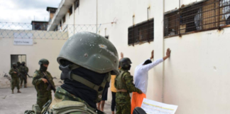 Un operativo militar se ejecutó al interior del Centro de Privación de Libertad de varones en Riobamba. La acción fue liderada por efectivos de la Brigada de Caballería Blindada, como parte de las intervenciones estratégicas que buscan recuperar el control en los centros penitenciarios del país.
