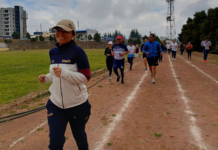 En horas de la mañana de este viernes, se llevó a cabo la Carrera 3K “Unach en Movimiento”, desarrollada en el Campus Norte Edison Riera de la Universidad Nacional de Chimborazo (Unach). La jornada inició a las 08h30 y reunió a docentes, personal administrativo y de servicio, quienes participaron activamente en un recorrido dinámico por distintos espacios universitarios.