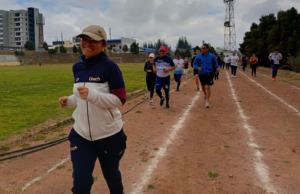 En horas de la mañana de este viernes, se llevó a cabo la Carrera 3K “Unach en Movimiento”, desarrollada en el Campus Norte Edison Riera de la Universidad Nacional de Chimborazo (Unach). La jornada inició a las 08h30 y reunió a docentes, personal administrativo y de servicio, quienes participaron activamente en un recorrido dinámico por distintos espacios universitarios.