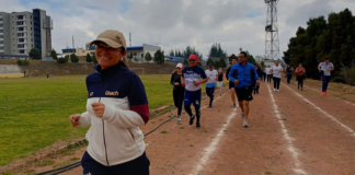 En horas de la mañana de este viernes, se llevó a cabo la Carrera 3K “Unach en Movimiento”, desarrollada en el Campus Norte Edison Riera de la Universidad Nacional de Chimborazo (Unach). La jornada inició a las 08h30 y reunió a docentes, personal administrativo y de servicio, quienes participaron activamente en un recorrido dinámico por distintos espacios universitarios.