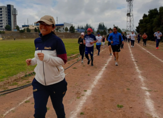 En horas de la mañana de este viernes, se llevó a cabo la Carrera 3K “Unach en Movimiento”, desarrollada en el Campus Norte Edison Riera de la Universidad Nacional de Chimborazo (Unach). La jornada inició a las 08h30 y reunió a docentes, personal administrativo y de servicio, quienes participaron activamente en un recorrido dinámico por distintos espacios universitarios.