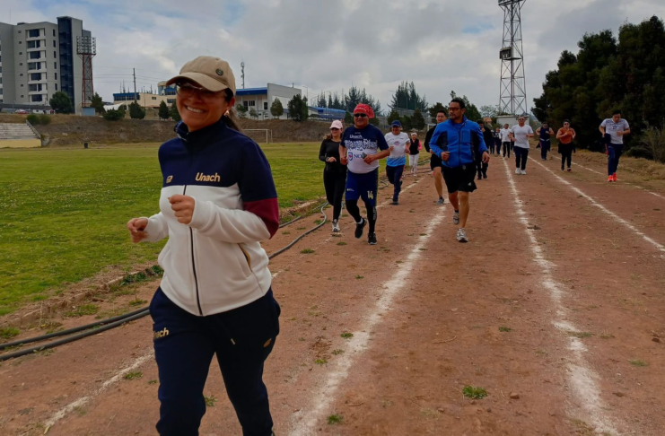 En horas de la mañana de este viernes, se llevó a cabo la Carrera 3K “Unach en Movimiento”, desarrollada en el Campus Norte Edison Riera de la Universidad Nacional de Chimborazo (Unach). La jornada inició a las 08h30 y reunió a docentes, personal administrativo y de servicio, quienes participaron activamente en un recorrido dinámico por distintos espacios universitarios.