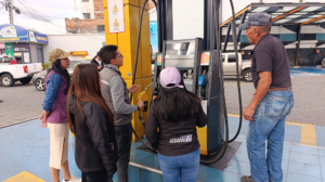 La Gobernación de Chimborazo, a través de la Jefatura Política de Riobamba, en coordinación con la Comisaría Nacional y la Agencia de Regulación y Control de Energía y Recursos Naturales No Renovables (ARCERNNR), realizó un operativo de control en varias estaciones de servicio de Riobamba, este 13 de septiembre.