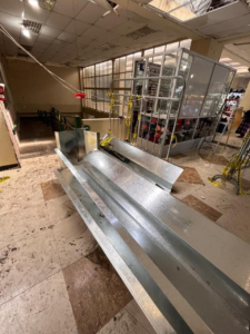 La Condamine se convirtió en un escenario de pérdidas y desesperación tras las intensas lluvias que cayeron la madrugada del 02 de septiembre. Varios locales resultaron inundados, y la mercadería de los comerciantes quedó arruinada, dejando en evidencia la vulnerabilidad de la economía popular de la ciudad.