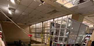 La Condamine se convirtió en un escenario de pérdidas y desesperación tras las intensas lluvias que cayeron la madrugada del 02 de septiembre. Varios locales resultaron inundados, y la mercadería de los comerciantes quedó arruinada, dejando en evidencia la vulnerabilidad de la economía popular de la ciudad.