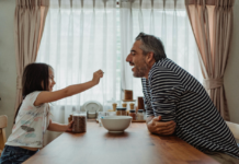 Disfrutar y mantenerse saludable no son objetivos opuestos. La clave está en elegir alimentos con verdadero valor nutricional y consumirlos de forma consciente. El cacao y la leche, cuando se combinan en su forma más pura y natural, son un ejemplo perfecto: aportan nutrientes esenciales, favorecen el bienestar físico y emocional, ofreciendo un placer sensorial único.