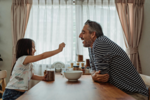 Disfrutar y mantenerse saludable no son objetivos opuestos. La clave está en elegir alimentos con verdadero valor nutricional y consumirlos de forma consciente. El cacao y la leche, cuando se combinan en su forma más pura y natural, son un ejemplo perfecto: aportan nutrientes esenciales, favorecen el bienestar físico y emocional, ofreciendo un placer sensorial único.