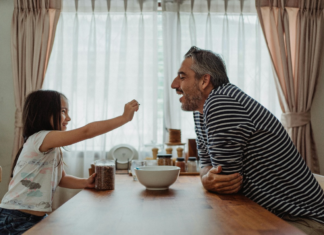 Disfrutar y mantenerse saludable no son objetivos opuestos. La clave está en elegir alimentos con verdadero valor nutricional y consumirlos de forma consciente. El cacao y la leche, cuando se combinan en su forma más pura y natural, son un ejemplo perfecto: aportan nutrientes esenciales, favorecen el bienestar físico y emocional, ofreciendo un placer sensorial único.