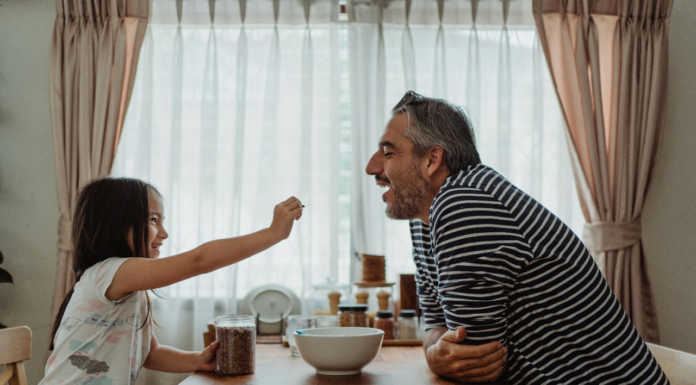 Disfrutar y mantenerse saludable no son objetivos opuestos. La clave está en elegir alimentos con verdadero valor nutricional y consumirlos de forma consciente. El cacao y la leche, cuando se combinan en su forma más pura y natural, son un ejemplo perfecto: aportan nutrientes esenciales, favorecen el bienestar físico y emocional, ofreciendo un placer sensorial único.