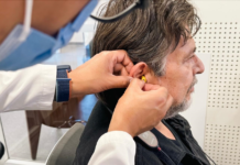 La capacidad de escuchar conecta a las personas con el mundo, lo que fortalece relaciones, aprendizaje y bienestar; por lo cual la pérdida auditiva no tratada puede afectar directamente con la comunicación, generar aislamiento y limitar oportunidades en la vida diaria.