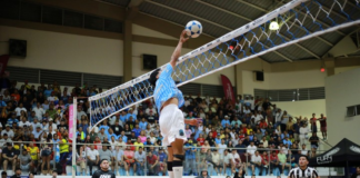 El ecuavóley, aquel deporte nacido en las canchas de tierra y convertido en símbolo de barrio durante casi un siglo, está a las puertas de un cierre de liga histórico. Hoy, Guayaquil Astilleros y Santo Domingo Tsáchilas disputarán la primera final de la Liga Nacional de Ecuavóley – Banco Guayaquil, un certamen que en su temporada debut llevó la tradición popular al escenario del deporte profesional.