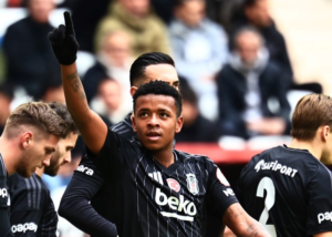 El fútbol ecuatoriano suma un nuevo embajador en Brasil Keny “Cheché” Arroyo, cerró su ciclo en el Besiktas de Turquía tras siete meses y firmó oficialmente con el Cruzeiro Esporte Clube, uno de los equipos históricos del fútbol brasileño.