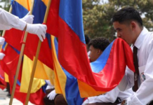 El tradicional acto, que honra el tricolor nacional, se realizará en las instituciones educativas de todo el país; en las seis zonas con clases no presenciales por el paro, los planteles reagendarán la ceremonia cuando retomen la presencialidad.