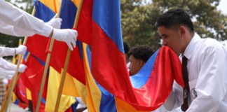El tradicional acto, que honra el tricolor nacional, se realizará en las instituciones educativas de todo el país; en las seis zonas con clases no presenciales por el paro, los planteles reagendarán la ceremonia cuando retomen la presencialidad.