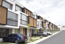 El ministro de Infraestructura y Transporte, Roberto Luque, entregó recientemente las llaves de sus nuevas casas a dos beneficiarias del Condominio Valle Alto, ubicado en la parroquia La Península, dentro del programa gubernamental “Tu Casa Miti-Miti”.