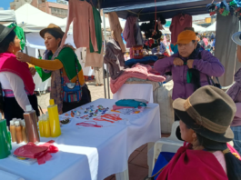 Emprendedoras de la provincia de Chimborazo que recibieron el Crédito de Desarrollo Humano (CDH) tuvieron la oportunidad de promocionar y comercializar sus productos durante la Feria Emprende, organizada por el Ministerio de Desarrollo Humano, el pasado viernes 29 de agosto en la Plaza Alfaro de Riobamba.