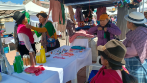 Emprendedoras de la provincia de Chimborazo que recibieron el Crédito de Desarrollo Humano (CDH) tuvieron la oportunidad de promocionar y comercializar sus productos durante la Feria Emprende, organizada por el Ministerio de Desarrollo Humano, el pasado viernes 29 de agosto en la Plaza Alfaro de Riobamba.