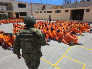 Un nuevo operativo militar se llevó a cabo en los Centros de Privación de Libertad (CPL) de Guaranda (Bolívar), Alausí y Riobamba (Chimborazo), con el objetivo de reforzar la seguridad interna, prevenir posibles amotinamientos y debilitar la organización de bandas delictivas que operan desde el interior de los recintos penitenciarios.