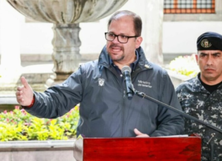 John Reimberg, ministro del Interior de Ecuador, se refirió al acuerdo que la Policía firmó con el Ministerio de Educación para ingresar a centros educativos en caso de ser necesario. En esa línea, el funcionario informó que se han encontrado con planteles educativos que se usan como centros de acopio, refiriéndose a drogas o sustancias sujetas a fiscalización.