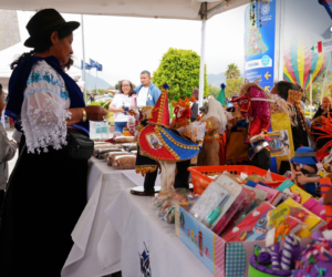 En el segundo día de actividades de las Caravanas Turísticas organizadas por el Consorcio de Gobiernos Autónomos Provinciales del Ecuador (CONGOPE) en la Ciudad Mitad del Mundo, la provincia de Chimborazo tuvo una participación protagónica con más de 40 emprendedores que expusieron la diversidad de su producción local.