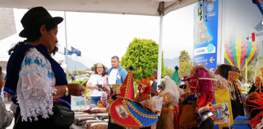 En el segundo día de actividades de las Caravanas Turísticas organizadas por el Consorcio de Gobiernos Autónomos Provinciales del Ecuador (CONGOPE) en la Ciudad Mitad del Mundo, la provincia de Chimborazo tuvo una participación protagónica con más de 40 emprendedores que expusieron la diversidad de su producción local.