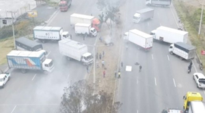 Este 15 de septiembre de 2025, el ECU 911 reportó bloqueos en las provincias de Azuay, Carchi, Pichincha, Santo Domingo y Loja, lo que mantuvo interrumpida la circulación vehicular en varios puntos del territorio nacional. Las autoridades exhortaron a los conductores a revisar el estado actualizado de las vías antes de iniciar sus desplazamientos.