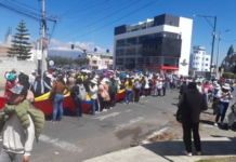 La Unión Nacional de Educadores (UNE) reiteró su denuncia sobre presiones ejercidas a docentes para que participen en movilizaciones de respaldo al Gobierno. La organización señaló que llamadas y mensajes recibidos por maestros vulneran su libertad y dignidad, al convertirlos en instrumentos de una estrategia política.