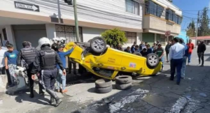 Revisar un mensaje, contestar una llamada o grabar una historia para redes sociales mientras se conduce puede costar una vida. En Ecuador, el uso del celular al volante se ha convertido en una de las principales causas de accidentes de tránsito, superando incluso al exceso de velocidad.