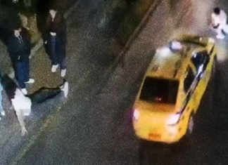 Un hecho inusual fue captado el fin de semana en Riobamba por las cámaras de videovigilancia del ECU 911. Un hombre, aparentemente en estado etílico, se lanzó contra vehículos en movimiento simulando haber sido atropellado.