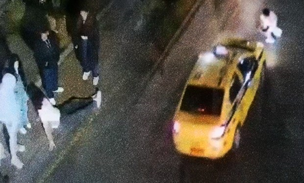 Un hecho inusual fue captado el fin de semana en Riobamba por las cámaras de videovigilancia del ECU 911. Un hombre, aparentemente en estado etílico, se lanzó contra vehículos en movimiento simulando haber sido atropellado.