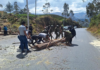 La tensión que se vivía en las carreteras de la Sierra Central tuvo una respuesta por parte del personal de la Brigada de Caballería Blindada N.º 11 Galápagos del Ejército Ecuatoriano, que se desplegó en varios cantones de Chimborazo y Bolívar para retirar escombros, habilitar el paso vehicular y reforzar la seguridad tras los cierres temporales que mantenían en vilo a transportistas y moradores.